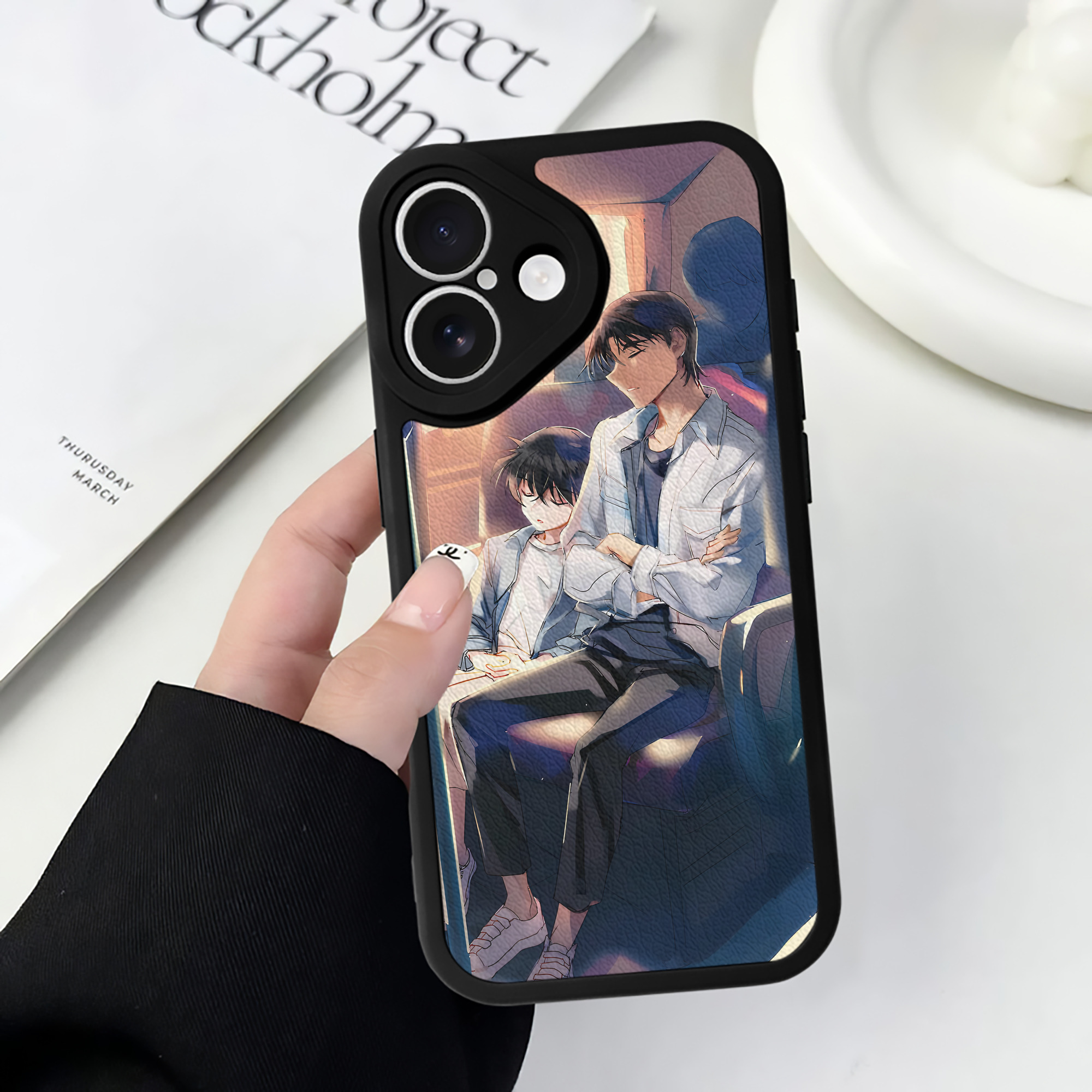 （画像用） 名探偵コナン Detective Conan 【iPhone 16シリーズ対応】シリコンスマホケース（レザー調） 材質：シリコン